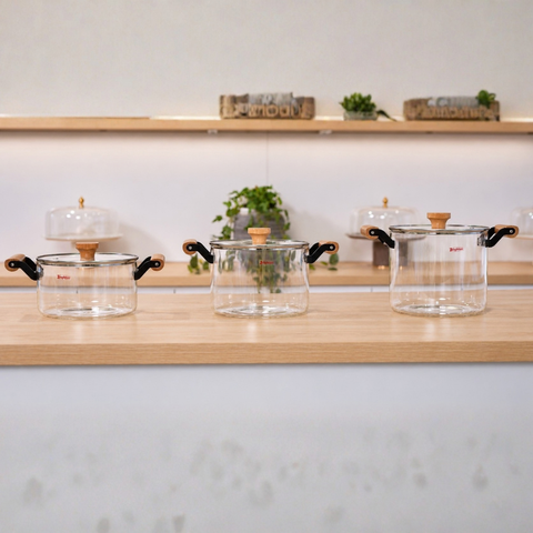Clear Pyrex Pot with Soft Wood Handles | 2.5 L